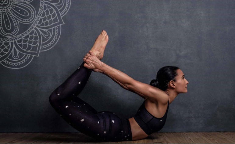 Tập Yoga tư thế cánh cung cho ngực và lưng thêm khỏe